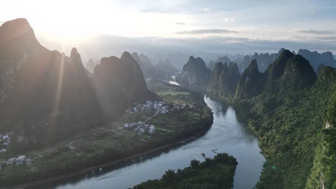 暑假期间，桂林漓江山清水秀，风景如画，尽显甲天下山水“江作青罗带，山如碧玉簪”风采丰姿。图为7月14日清晨在阳朔县相公山顶拍摄的漓江景色。通讯员 廖翔 摄.JPG