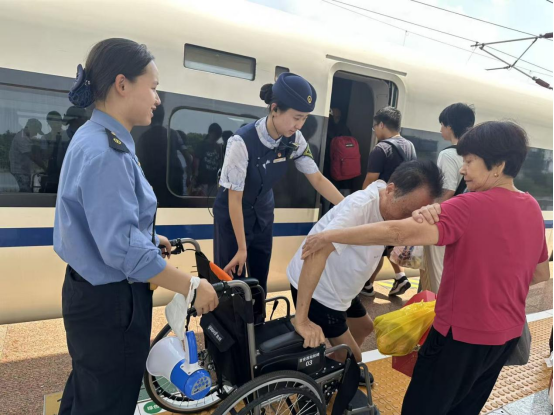 细微之处见真情：中国铁路的“人民至上”