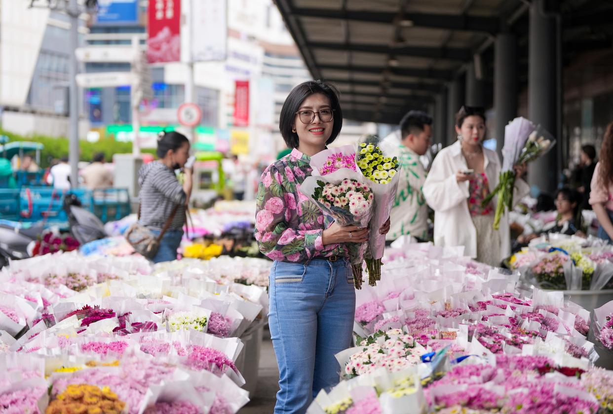 榕韵潮风映铁脉