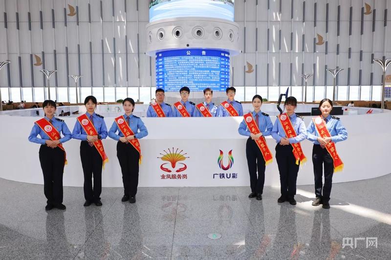 榕韵潮风映铁脉