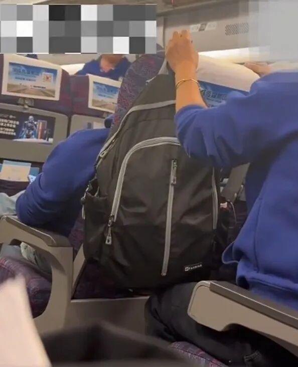 高铁内多名女子大声唱歌邀点歌 被劝阻称"大家都认同" 乘客直言"我反对"