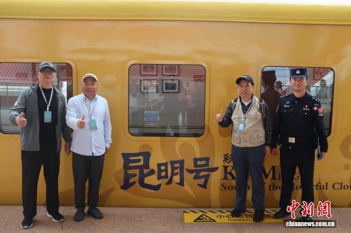 中老铁路首列舒适型国际旅游列车开行 跨国慢旅解锁两国风情