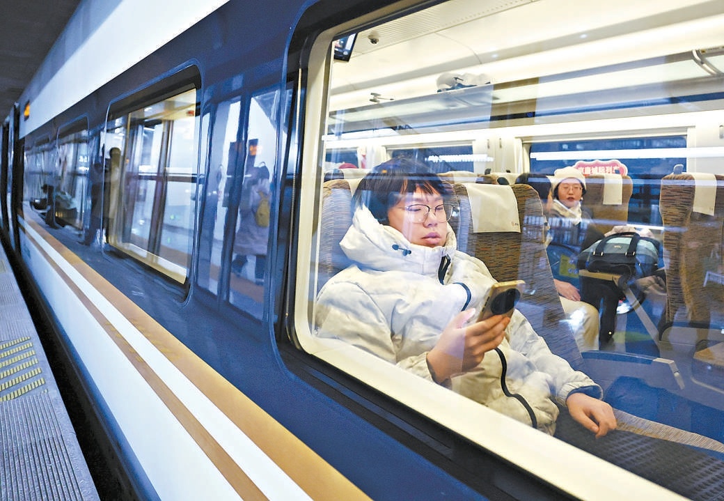 2025年12月30日,北京通州站正式投用,乘坐北京通州至唐山G6751次列车的旅客在等待发车。