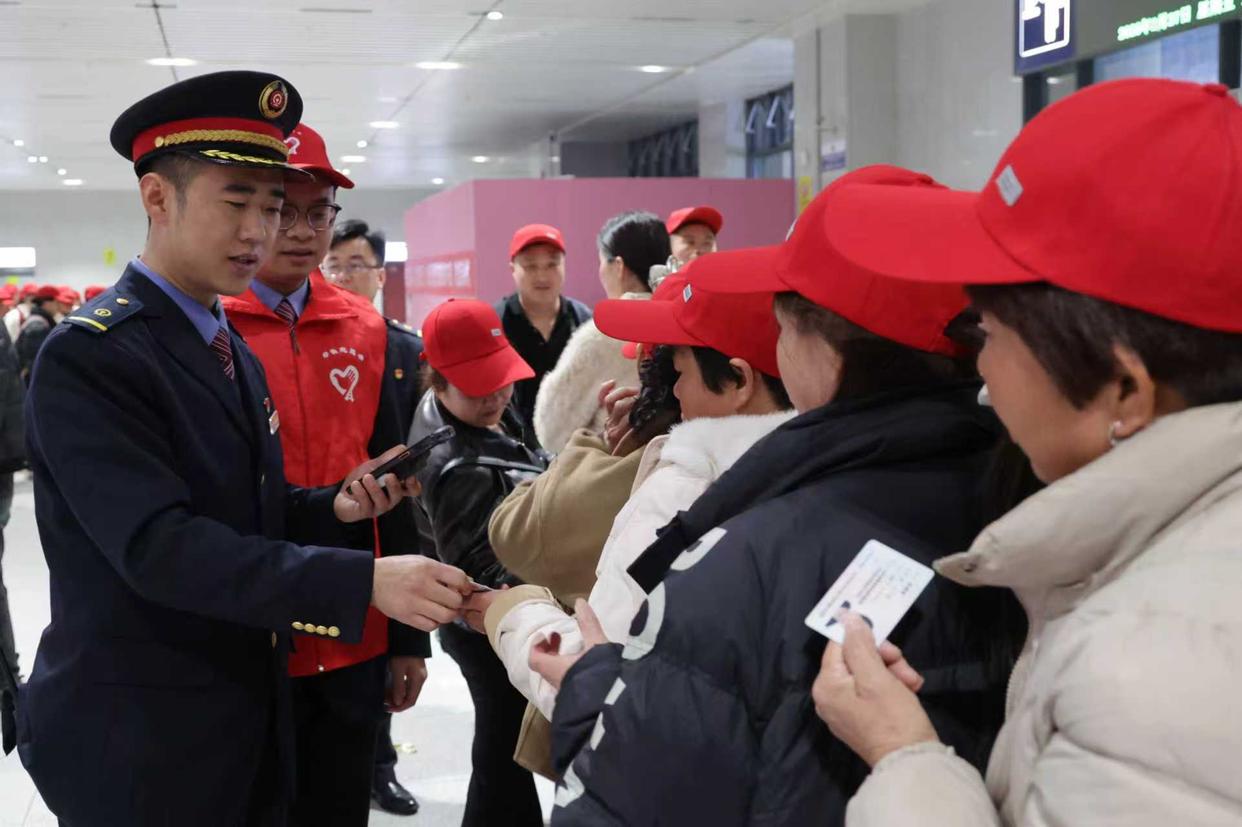 国铁集团郑州局：增开夜间高铁服务新一轮客流高峰