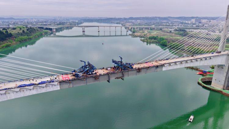 成达万高铁嘉陵江特大桥顺利合龙