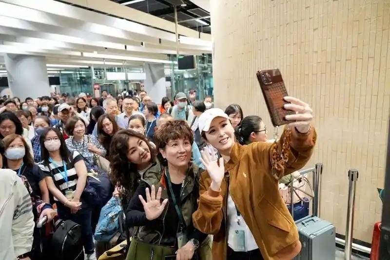 首趟香港入黔旅游高铁专列正式驶入贵阳北站