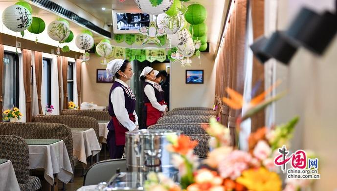 “银发专列”升级 铁路“护航”最美夕阳红